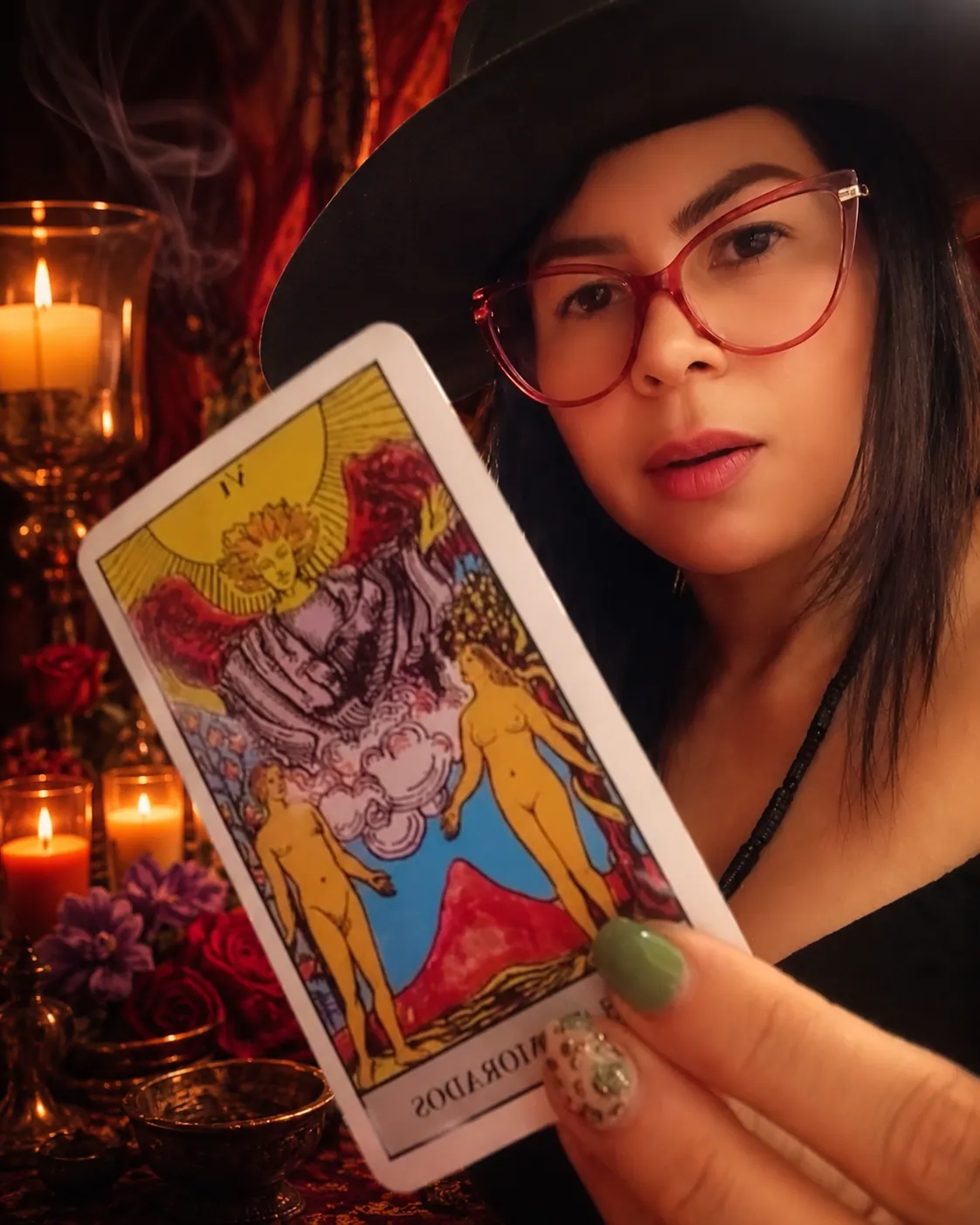 Maestra Raima con una carta de tarot